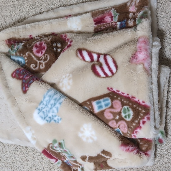 ‼️6 HOUR SALE‼️Viral 🎥 Cupcakes & Cashmere Gingerbread House Throw, Faux Fur - Picture 3 of 11